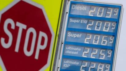 Bild: Sven Hoppe/dpa
Ein Stoppchild steht neben einer Anzeigentafel von Preisen für Diesel und Benzin an einer Tankstelle.