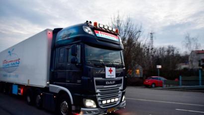 Bild: Marton Monus/dpa/Archivbild
Ein Lkw transportiert Hilfsgüter für humanitäre Hilfe in die Ukraine.