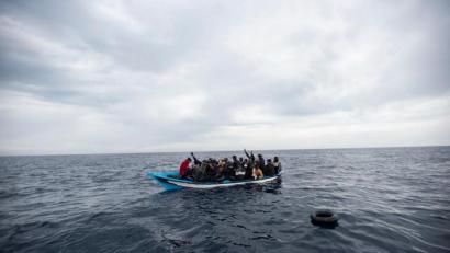 Bild: Andoni Lubaki/AP/dpa
Ein Holzboot mit 28 Flüchtlingen aus Afrika und dem Maghreb wird von der Nichtregierungsorganisation Open Arms vor der libyschen Küste im Mittelmeer gerettet (Symbolbild).