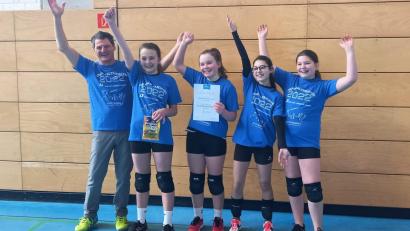 Bild: sba
Trainer Bernhard Hirsch freut sich mit seinem Team mit Barbara Scherer, Lotta Franke, Nina Pöllinger und Hannah Bär (von links) über die gewonnene Oberpfalzmeisterschaft.