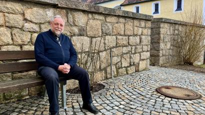 Bild: Eichl
Er gilt als Oberpfälzer Witzepfarrer, dabei geht es ihm „nur um den guten Witz“, wie Alfons Forster betont. Aber er kann schon lange nirgendwo mehr hingehen ohne einen Spickzettel, auf dem er sich ein paar Witze notiert hat, weil er immerzu hört: "Herr Pfarrer, erzählen Sie doch einen Witz..." Und wenn er nach einem solchen gefragt wird, fällt ihm meist partout keiner ein.
