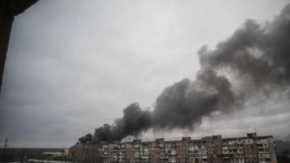 Bild: Evgeniy Maloletka/AP/dpa
Rauch steigt auf nach dem Beschuss durch russische Streitkräfte in Mariupol.