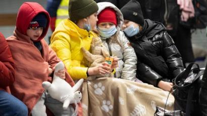 Bild: Paul Zinken/dpa
In Decken gehüllt sitzen diese Kinder aus dem ukrainischen Kriegsgebiet auf einer Bank im Berliner Hauptbahnhof.
