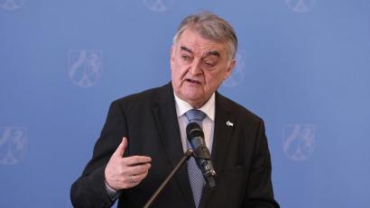 Bild: David Young/dpa
Herbert Reul (CDU), Innenminister von Nordrhein-Westfalen, spricht.