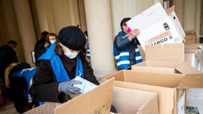 Bild: Fabian Sommer/dpa
Freiwilige Helfer packen am Berliner Humboldt Forum Hilfsgüter in Kisten.