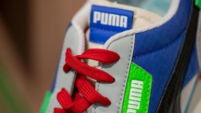 Bild: Daniel Karmann/dpa/Archivbild
Ein Schuh des Sportartikelherstellers Puma.