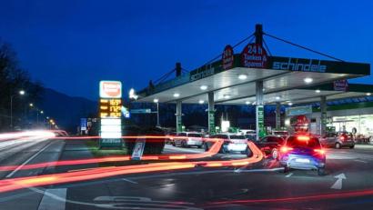 Bild: Felix Kästle/dpa
Autos stehen an einer Tankstelle.