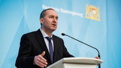 Bild: Matthias Balk/dpa/Archivbild
Bayerns Wirtschafts- und Energieminister Hubert Aiwanger (Freie Wähler) spricht bei einer Pressekonferenz.