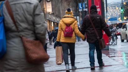 Bild: Daniel Bockwoldt/dpa
Passanten mit Einkaufstüten in der Innenstadt von Hamburg.