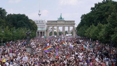 Bild: Jörg Carstensen/dpa
Tausende Menschen nahmen 2021 am Christopher Street Day (CSD) vor dem Brandenburger Tor teil.