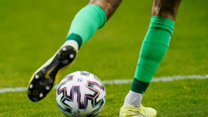 Bild: Uwe Anspach/dpa/Symbolbild
Ein Fußballspieler spielt den Ball.