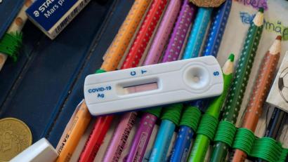 Bild: Peter Kneffel/dpa/Symbolbild
Ein Testkassette zum Selbsttest auf Corona liegt auf einem Federmäppchen.