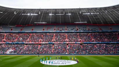 Bild: Sven Hoppe/dpa
Die Spieler von München und Leverkusen stehen um ein Banner mit der Aufschrift „Beendet den Krieg - Stop the War“.