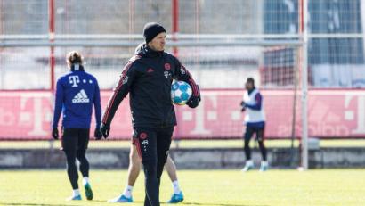 Bild: Matthias Balk/dpa/Archivbild
Trainer Julian Nagelsmann mit einem Ball unter dem Arm über den Platz und leitet das Training.