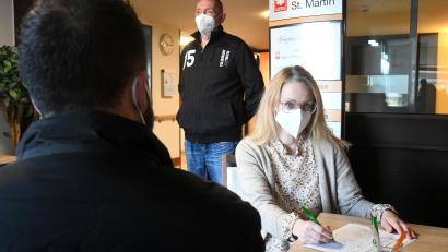 Bild: Gabi Schönberger
Heimleiterin Stefanie Schricker empfängt einen Gast im Caritas-Seniorenheim St. Martin in Neustadt. Besuche sind mit einem aktuellen Schnelltest unabhängig vom Impfstatus möglich.