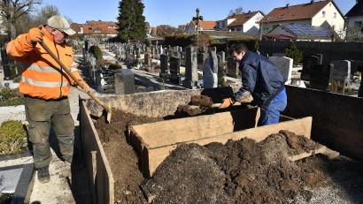 Bild: Petra Hartl
Links Bestattungshelfer Michael Maiß, rechts der erst 15-jährige Lehrling Leon Zitting: Ohne Bagger oder Hilfsgeräte heben sie hier am Rosenberger Friedhof ein 1,50 Meter tiefes Grab aus. Das dauert zu zweit sechs bis acht Stunden und ist, ausgestattet nur mit Spaten und Schaufel, ein echter Knochenjob.