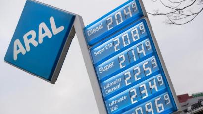 Bild: Paul Zinken/dpa
Preise für Kraftstoffe an einer Tankstelle in Berlin. Der russische Angriffskrieg in der Ukraine hatte zu neuen Turbulenzen auf den Ölmärkten geführt.