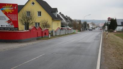 Bild: hmr
In der Pfaffenreuther Straße wird die Auswechslung der Wasserleitung ab Montag fortgesetzt. Dann ist die Kreisstraße durch Waldsassen Richtung Pfaffenreuth komplett gesperrt, die Umleitung ist ausgeschildert.