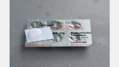 Bild: Rainer Jensen
Jodtabletten werden angewendet zur Jodblockade bei kerntechnischen Unfällen. Die Tabletten sollen die Bevölkerung im Notfall vor Schilddrüsenkrebs schützen.