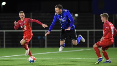 Bild: Büttner, Gerhard
Sven Kopp (Mitte) wäre ohnehin gegen Osterhofen nicht dabei gewesen, aber jetzt sind vielleicht auch seine Teamkollegen von der SpVgg SV Weiden in dieser Woche zum Zuschauen verurteilt.