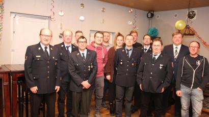 Bild: aun
Die Feuerwehr Utzenhofen wählt einen neuen Vorstand, an dessen Spitze Vorsitzender Hubert Zollbrecht (Dritter von rechts) und sein Stellvertreter Erwin Schmidbauer (Dritter von links) stehen. Es gratulieren Kreisbrandinspektor Hubert Blödt (links) und Bürgermeister Stefan Braun (Zweiter von rechts).