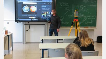 Bild: jzk
Christoph Stahl erklärte den Zehntklässlern die Bedeutung der Trigonometrie bei der Vermessung.