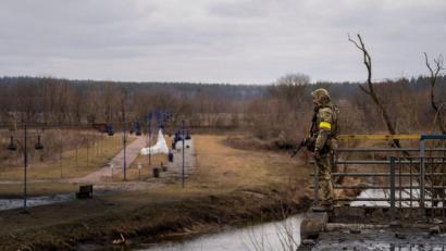 Bild: Emilio Morenatti/AP/dpa/Symbolbild
Ein ukrainischer Soldat in der Nähe einer zerstörten Brücke am Fluss Irpin.