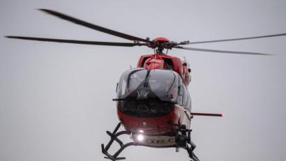 Bild: Stefan Sauer/dpa/Symbolbild
Ein Rettungshubschrauber fliegt über den Flugplatz eines Krankenhauses.
