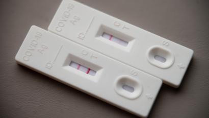 Bild: Sebastian Gollnow/dpa
Ein positiver Corona-Schnelltest (l) liegt auf einem Tisch neben einem Corona-Schnelltest, der schwach eine positive Linie hat.