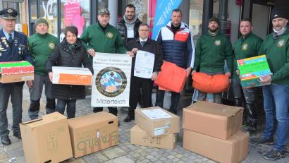 Bild: jr
Eine von zahlreichen Partnern unterstützte Hilfsaktion hat die KSRK Mitterteich ins Leben gerufen. Bei der Vorstellung mit dabei waren (von links) BKV-Kreisvorsitzender Anton Hauptmann, Ewald Weber, Marion Forster, Zweiter KSRK-Vorsitzender Stefan Badstieber, Sezayi Er, Hartmut Schütze, Huberth Rosner, Johannes Sperer, Manuel Zeis und KSRK-Vorsitzender Wolfgang Danler.