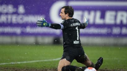 Bild: Sebastian Kahnert/dpa-Zentralbild/dpa/Archivbild
Aues Torhüter Martin Männel kniet auf dem Rasen.