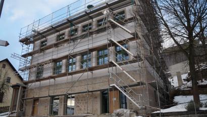 Bild: wel
Die alte Schule, die zum Bürgerhaus umgebaut wurde, befindet sich auf der Zielgeraden. Bei einer Bausumme von 1300000 Euro wurde eine Million Förderung zugesagt.