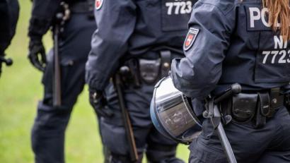 Bild: Lino Mirgeler/dpa
„Man sollte sich die Frage stellen, ob wirklich jede Polizeibeamtin und jeder Polizeibeamte ständig eine Schusswaffe mit sich herumtragen sollte.“