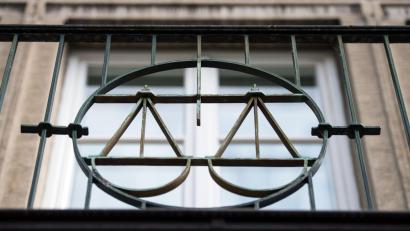 Symbolbild: Bernd Thisser/dpa
Ein Waage als Symbol der Justiz ist an einem Geländer angebracht.