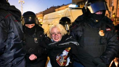 Bild: Dmitri Lovetsky/AP/dpa
Überall in Russland gehen Menschen gegen den Krieg auf die Straße - viele werden festgenommen, wie hier eine Frau in St. Petersburg Ende Februar.