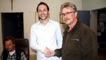 Archivbild: wro
Wolfgang Braun und Florian Heinl (von rechts) bei dessen Amtsantritt, links Lothar Ernstberger. Beide Mitarbeiter wurden nun geehrt.