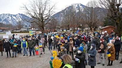 Bild: Uwe Lein/dpa
Protestkundgebung gegen den Ukraine-Krieg am Tegernsee.