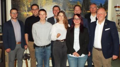 Bild: e
In Schnaittenbach gründet sich ein Ortsverband der Jungen Union, an dessen Spitze Iris König (vorn, Zweite von rechts). Einer der ersten Gratulanten ist Bürgermeister Marcus Eichenmüller (vorn, rechts).