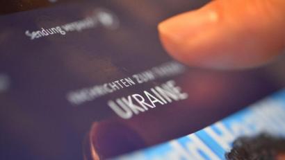 Bild: Lino Mirgeler/dpa
Ein Mann schaut sich auf einem Tablet Nachrichten zum Thema Krieg an.