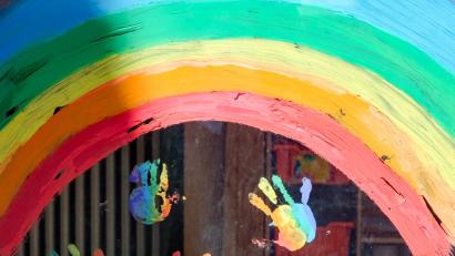 Bild: Jens Kalaene/dpa
Kinderhände und ein Regenbogen sind an einer Kita zu sehen. In Amberg und Sulzbach-Rosenberg werden heute keine Kitas bestreikt, trotz Aufruf der Gewerkschaft Verdi.