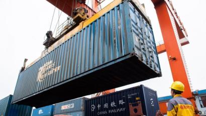Bild: Chen Sihan/XinHua/dpa
Ein Container wird am Nordbahnhof von Changsha verladen.
