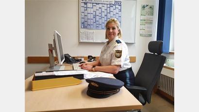 Bild: Würth, Wolfgang
Sieht nur auf den ersten Blick nach Inspektion Hengasch aus. Bernadette Brünnig sitzt hier in einem Verhörzimmer in der Inspektion in Weiden.