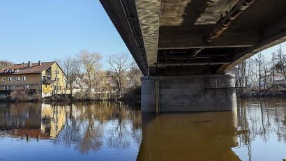Bild: Hösamer
Flussaufwärts (links) der großen Naabbrücke soll eine Behelfsüberfahrt entstehen, die von Krondorf aus hinüber zum freigeräumten Grundstück neben dem Gasthaus Baier (Gebäude am linken Bildrand) führt.