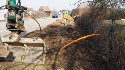 Bild: bl
In und um Pfreimd wird kräftig gebaggert, um die schnelle Leitung fürs Internet unter die Erde zu bringen. Insgesamt 40 Kilometer Glasfaser werden hier verbaut.