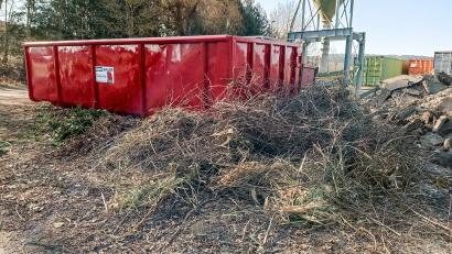 Bild: fpoz
Nachdem der Container zum Entleeren weggefahren worden war, kippten Gartenbesitzer ihre Abfälle einfach auf das Gelände. Dabei wurden auch Plastikbehältnisse mit entsorgt.