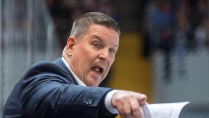 Bild: Lino Mirgeler/dpa/Archivbild
Trainer Tom Pokel von den Straubing Tigers gestikuliert.