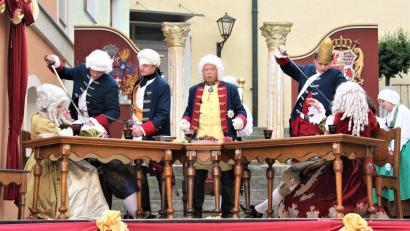 Archivbild: lg
Barockes Spektakel: Dem Preußenkönig (Klaus Habl) platzt der Kragen, als der Fressgraf und der Suffgraf so völlig gegen seine Prinzipien der Disziplin verstoßen.
