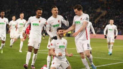 Bild: Friso Gentsch/dpa
Augsburgs Torschütze Daniel Caligiuri (M, unten) feiert seinen Treffer zum 0:1.