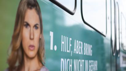 Symbolbild: Edith Geuppert/dpa
Eine Straßenbahn ist mit der Aufschrift «Hilf, aber bring dich nicht in Gefahr» der Kampagne «Tu was» beklebt. Mit der Kampagne will die Polizei für Zivilcourage werben.