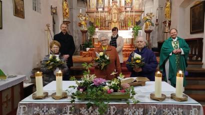 Bild: Birgit Übelmesser/exb
Gertraud Gailer (vordere Reihe, von links), Resi Werner und Johanna Groß wurden bei einem Gottesdienst in Kastl für ihre Hilfe beim Sauberhalten der Kirche bedacht. Pfarrgemeinderatssprecher Thomas Deubzer (hintere Reihe, von links), Elisabeth Merkl sowie Pfarrer Heribert Stretz bedankten sich für den Einsatz der Damen.